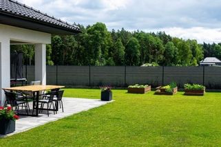 Patří geotextilie na plot? Odborníci vysvětlují, proč dělají majitelé zahrad velkou chybu